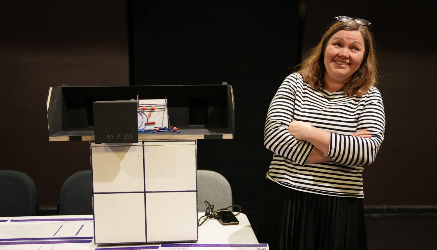 Teātra režisore pie maketa