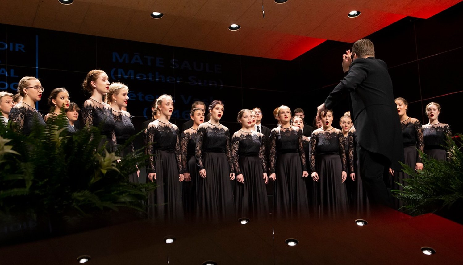 Rīgas Doma kora skolas jauktais koris uzstājas 55. Tolosas koru konkursā
