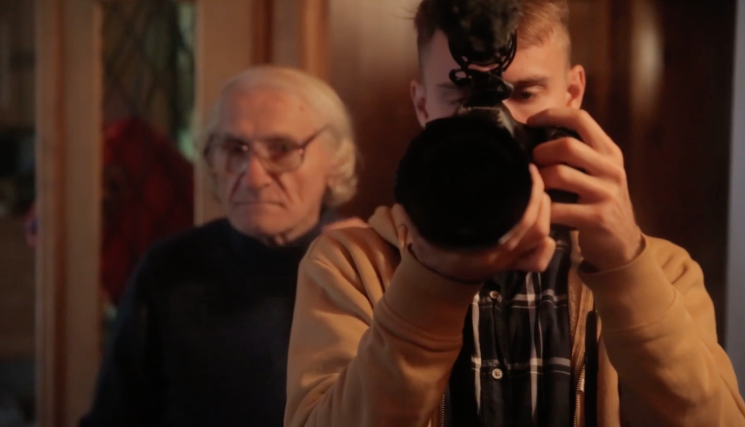 Cilvēks ar fotoaparātu