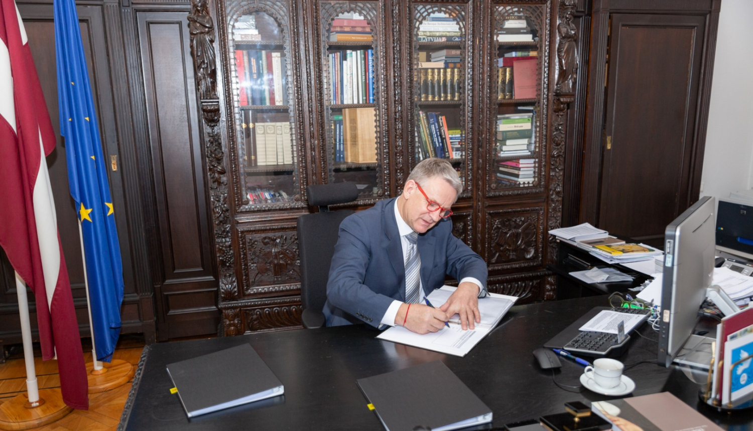 Kultūras ministrs Nauris Puntulis paraksta pieteikumu UNESCO Nemateriālā kultūras mantojuma sarakstam