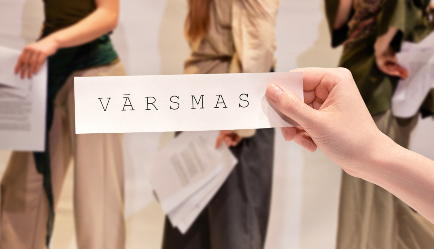 Vairāku cilvēku silueti un uzraksts uz papīra lapas "Vārsmas"