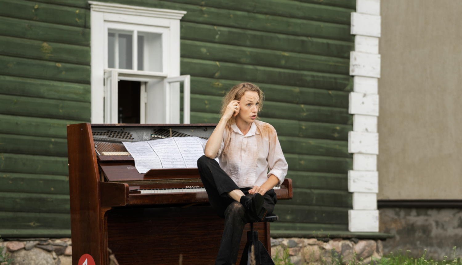 Sieviete pie klavierēm