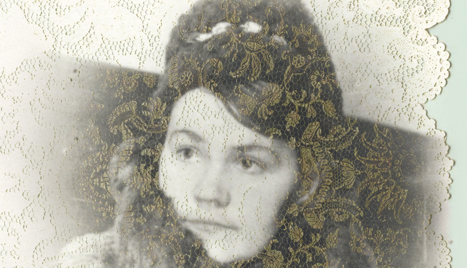 Melnbalts sens sievietes portrets un mežģīņota galdauta fragmenta kolāža. Izrādes “Vai tu atceries, kā piedzima tava vecmāmiņa” publicitātes attēls