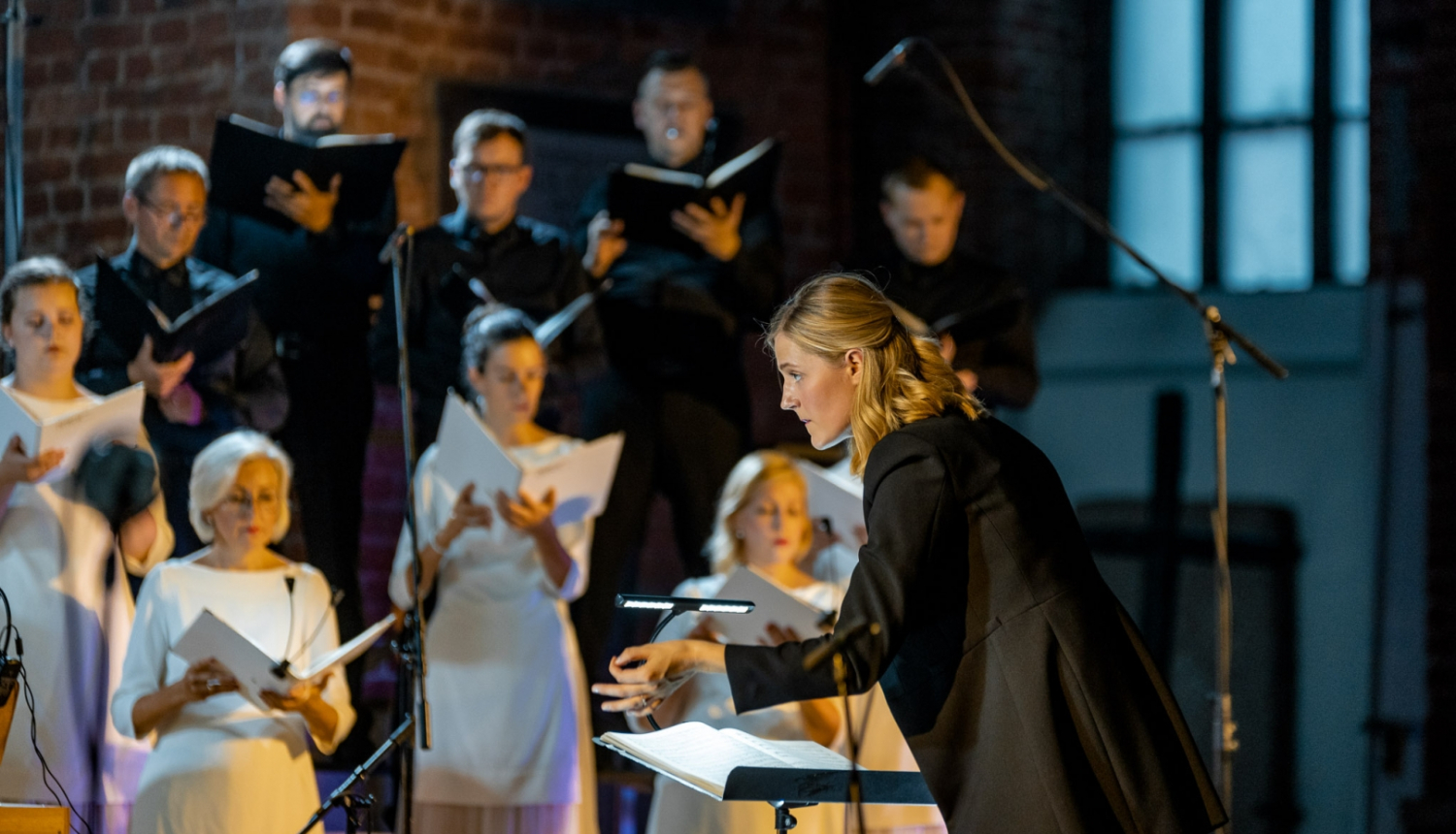Valsts Akadēmiskais koris LATVIJA un diriģente Krista Audere, foto: Kaspars Teilāns