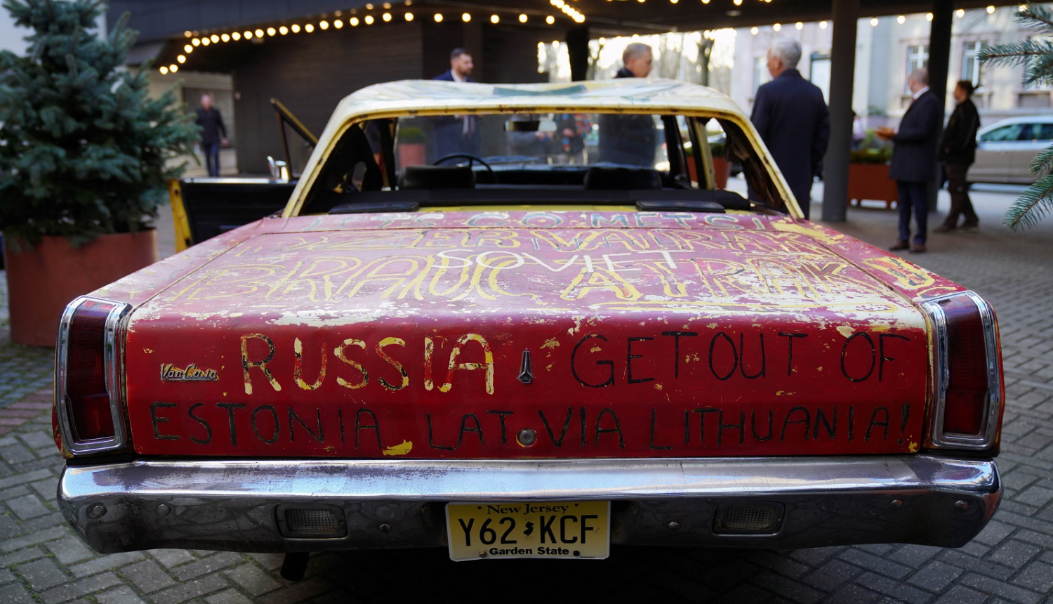 Filmas galvenais varonis – demonstrāciju auto Plymouth Valiant – pie kinoteātra Splendid Palace filmas pirmizrādē 2021. gada 18. novembrī. Mārtiņa Zidera foto.