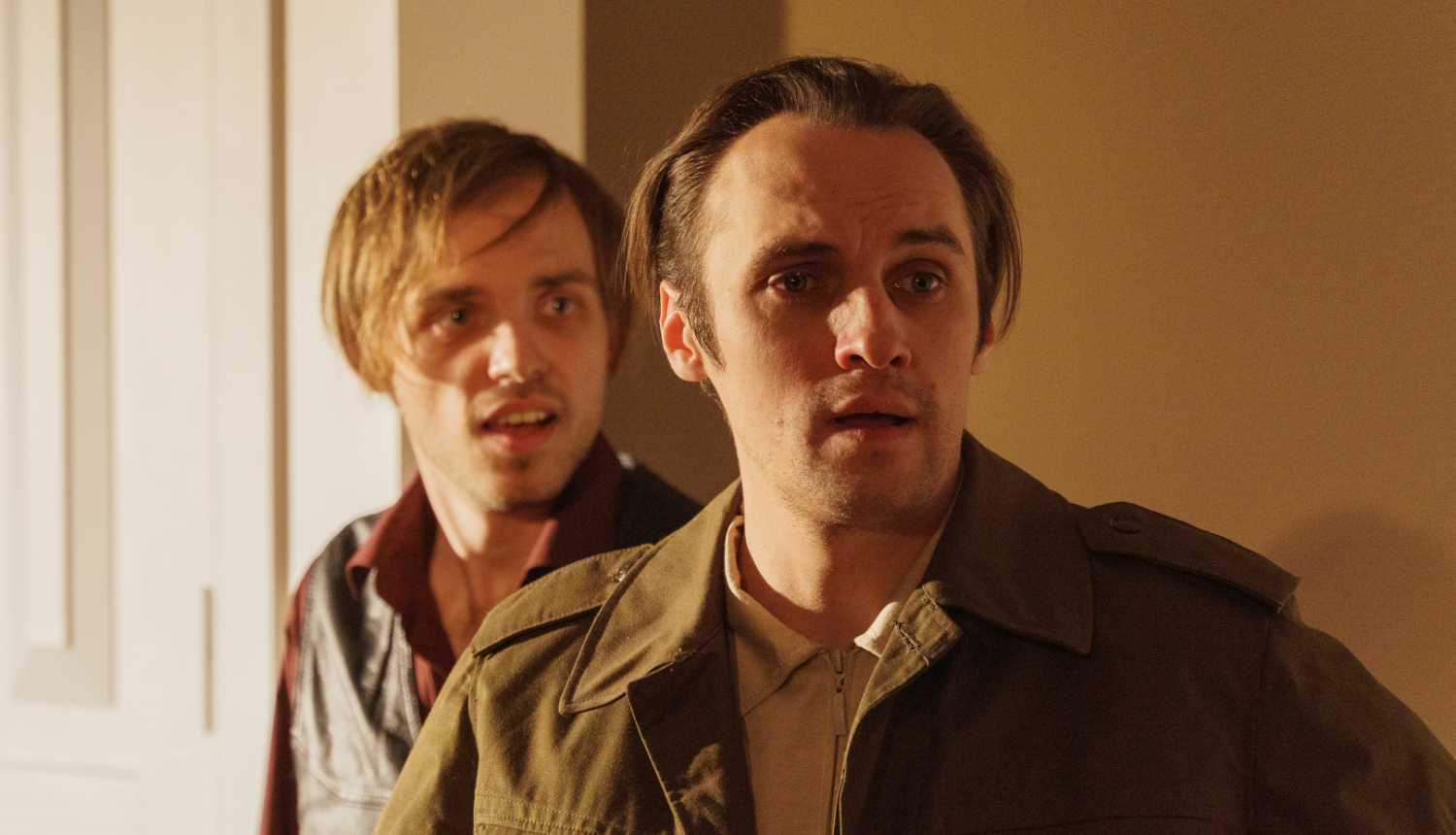 Divi aktieri izspēlē ainu no izrādes