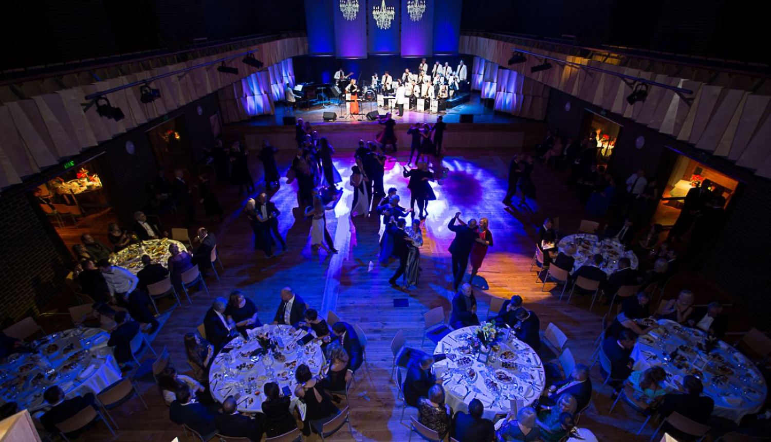 Apmeklētāji pie galdiņiem