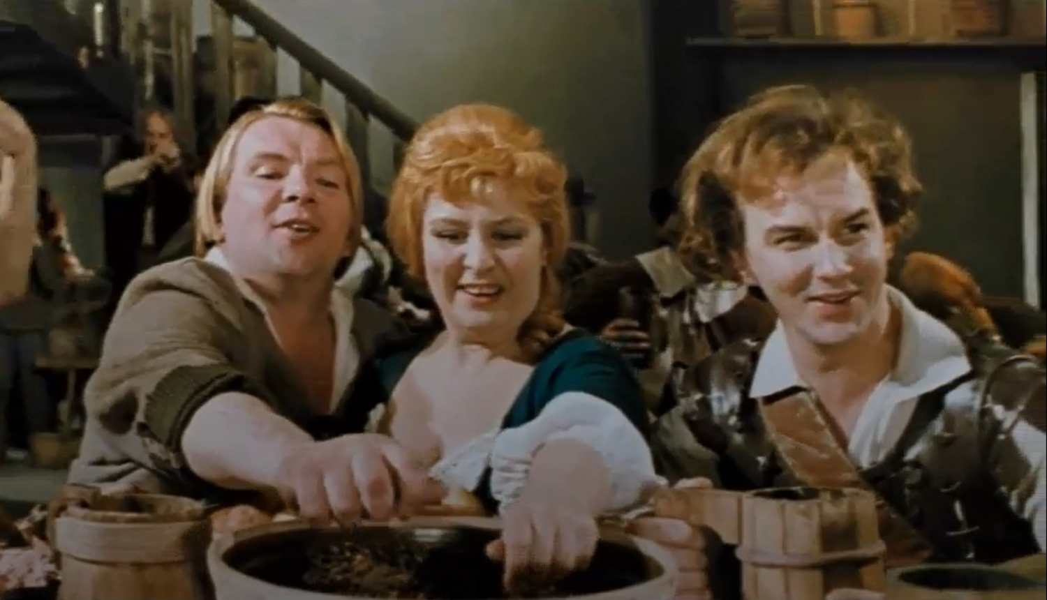 Filmas kadrs, cilvēki svin pie galda