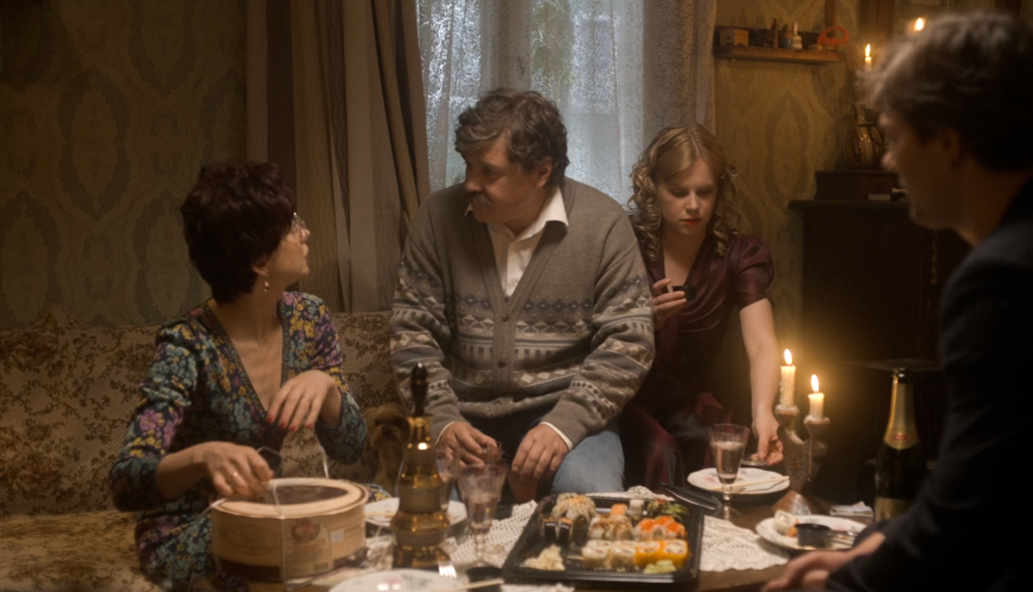 Ģimene četru cilvēku sastāvā vakariņo pie galda