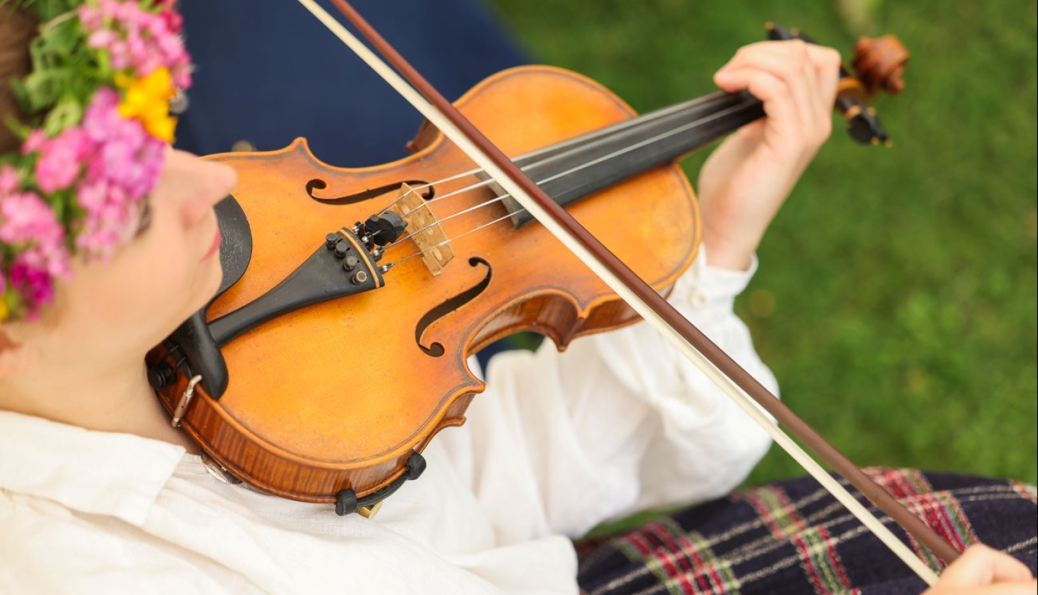 Vijolniece tautastērpā ar vijoli