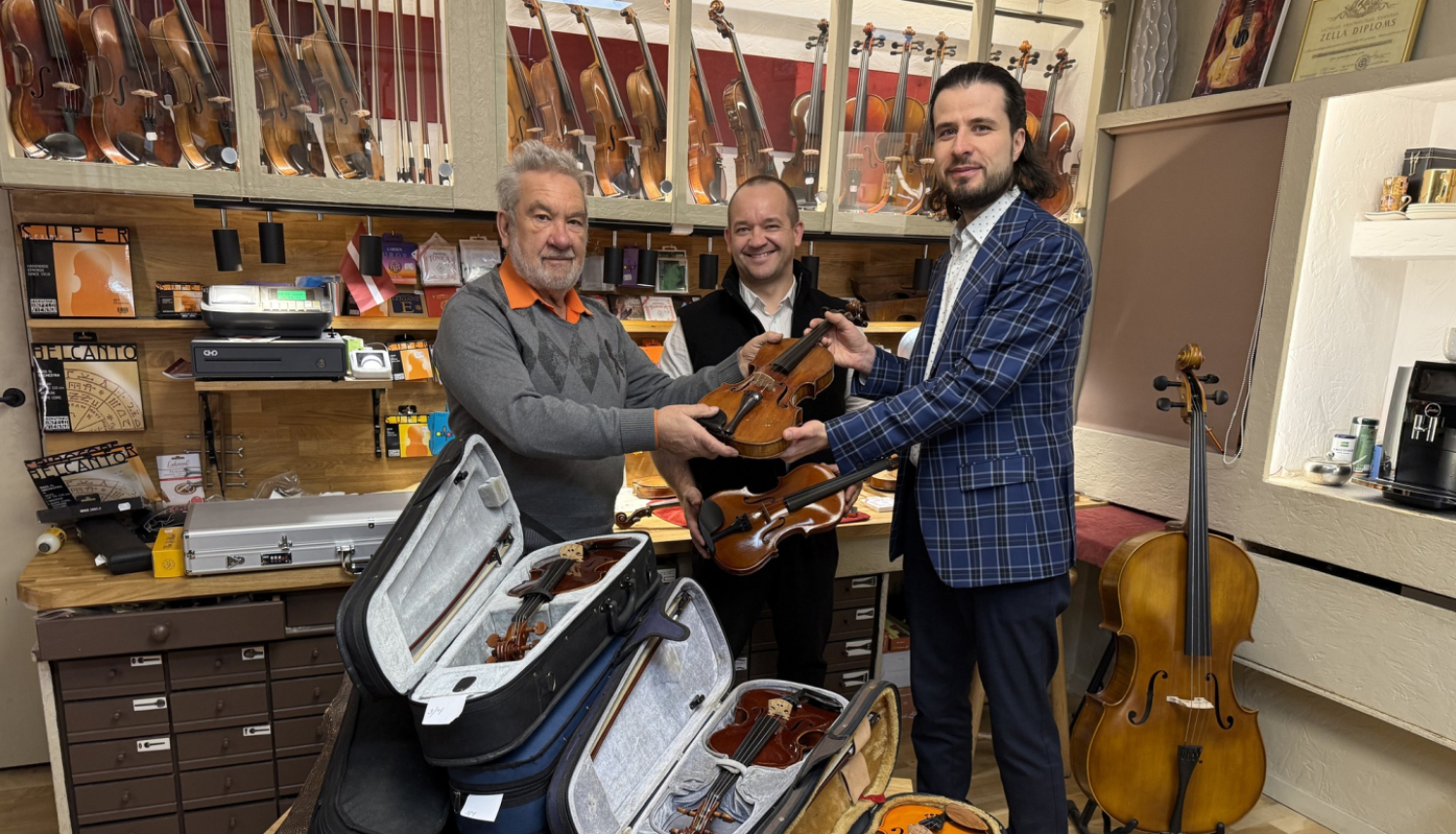 Instrumentu meistaru Jēkabsonu ģimenes pārstāvji un pianists Andrejs Osokins ar 10 ziedotajām bērnu vijolēm