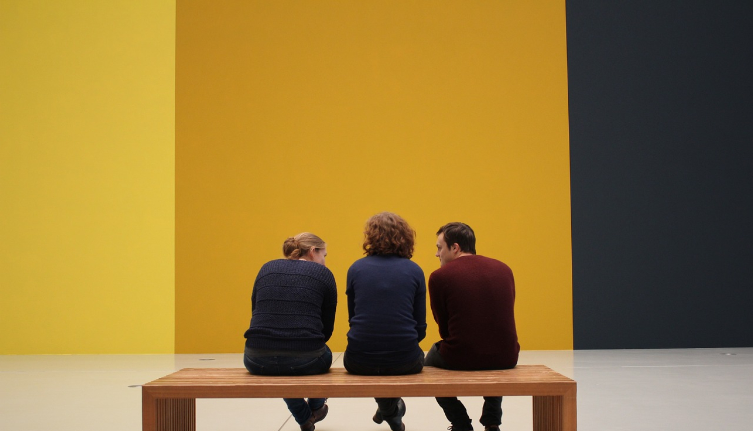 Trīs apmeklētāji izstādē