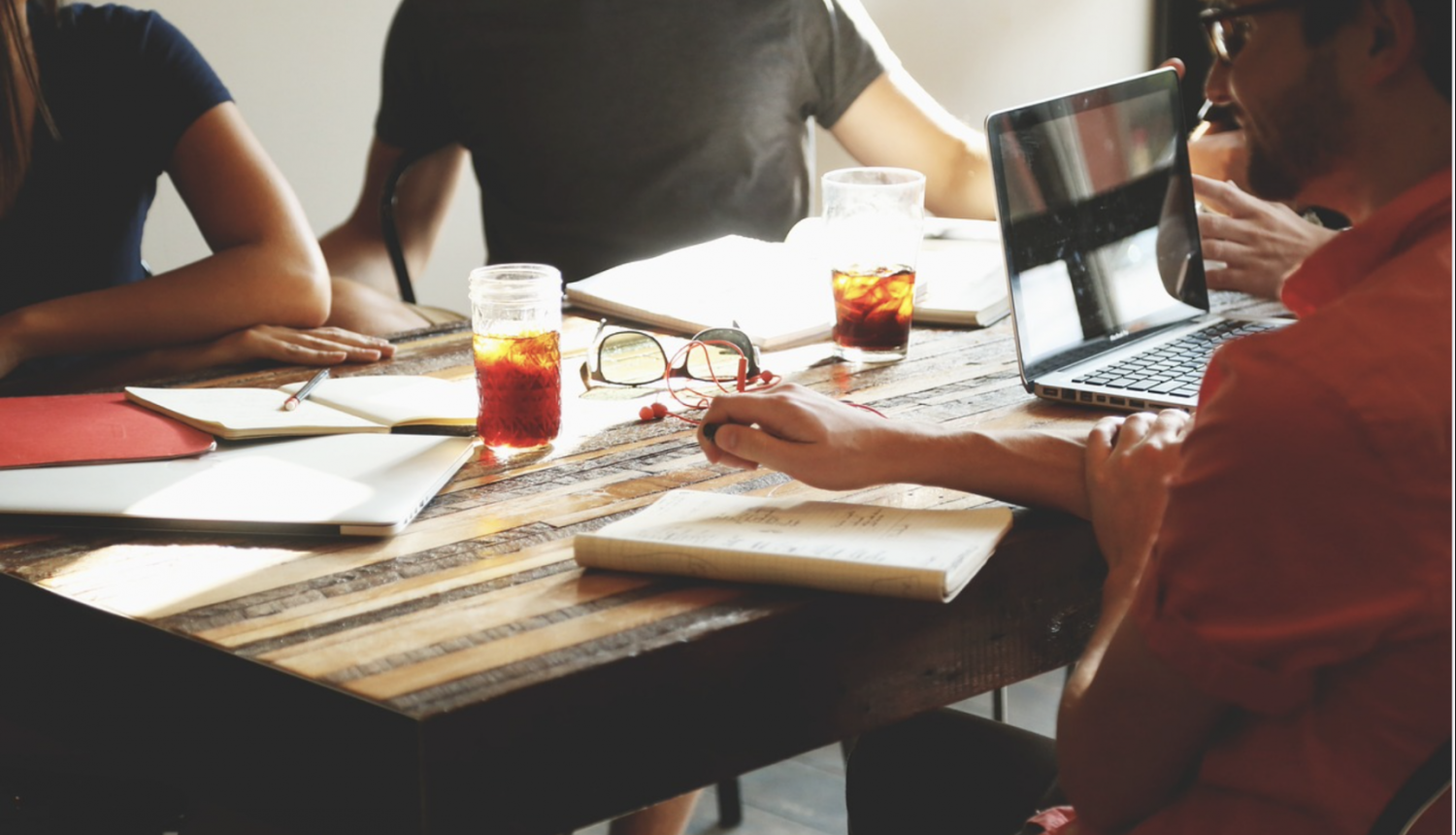 Cilvēku grupa tikšanās laikā