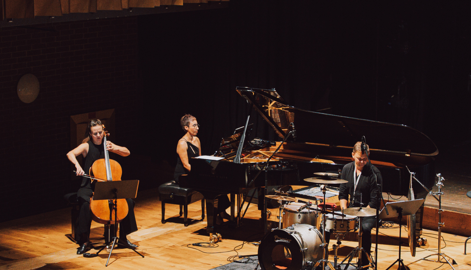 Trīs mūziķi uz skatuves