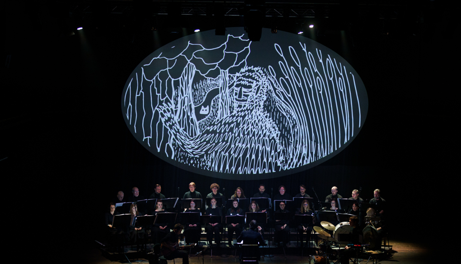 Aktieri un hologramma uz skatuves