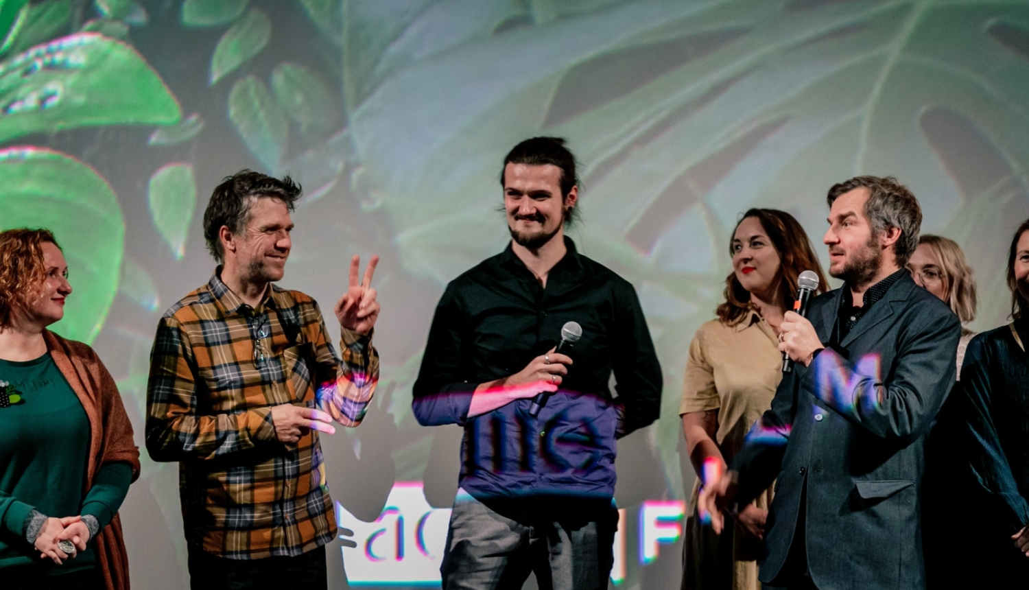 Producents Dominiks Jarmakovičs (centrā) Jāka Kilmi spēlfilmas "Ziemassvētki džungļos" Latvijas pirmizrādē