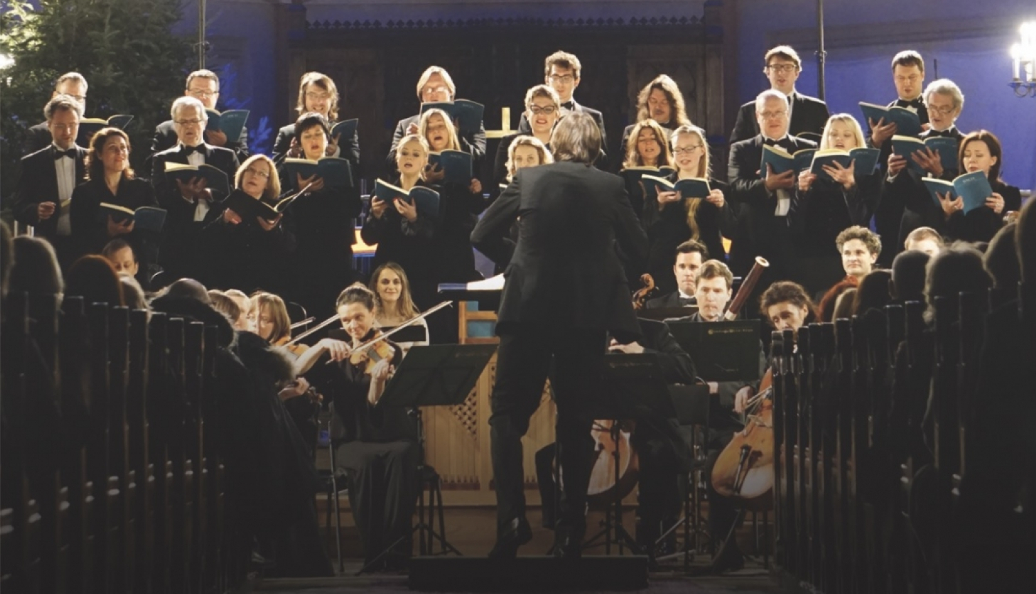 Mūziķi spēlē Ziemassvētkos