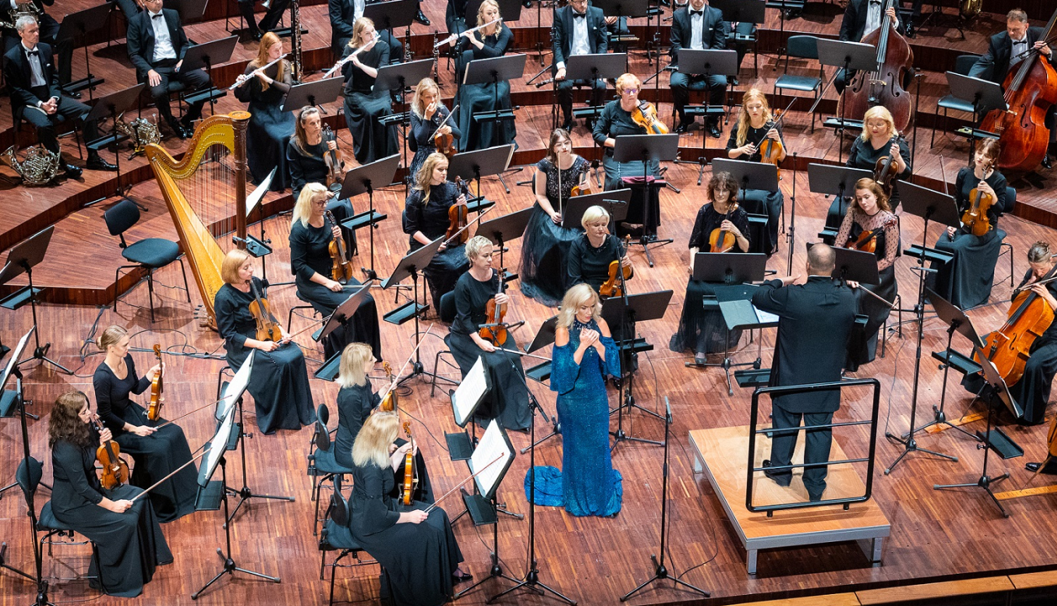 Liepājas Simfoniskais orķestris un soprāns Vida Miknevičute, foto: Jānis Vecbrālis