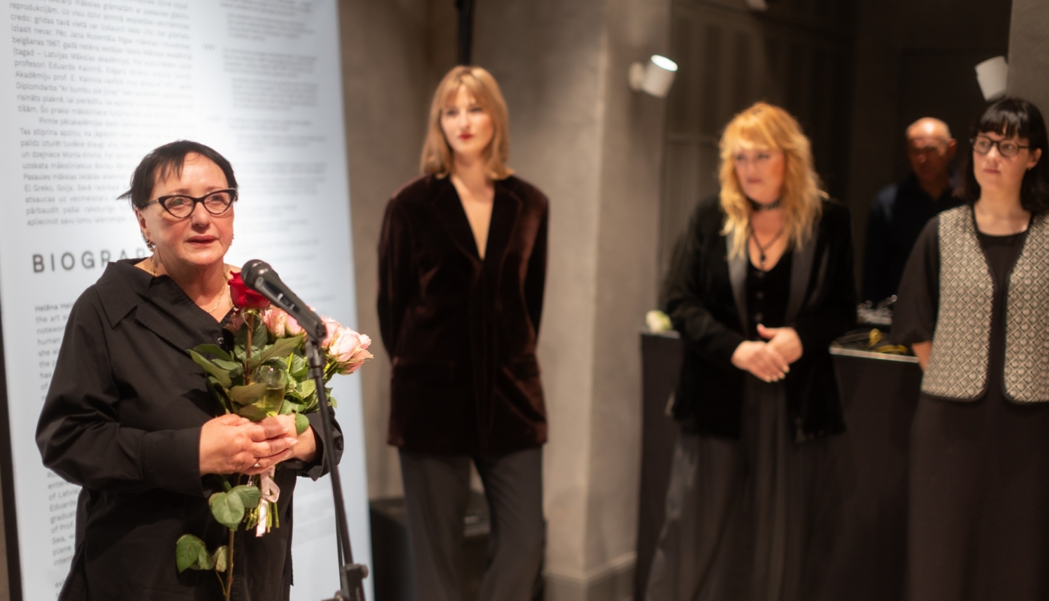 Helēna Heinrihsone, fonā Kristiāna Bērza, Anna Heinrihsone, Anete Liepiņa, foto: Jānis Deinats.