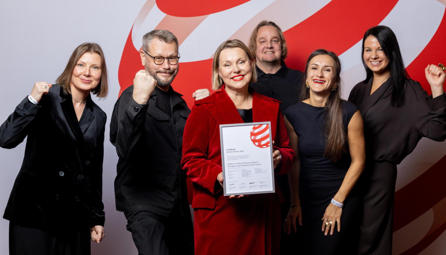 H2E un MARK Arhitekti pārstāvji Red Dot balvu pasniegšanas ceremonijā. No kreisās dizaineri Laura Lorence, Holgers Elers, Ingūna Elere (H2E), arhitekti Mārtiņš Ošāns, Alīna Kļava, Krista Beļauniece–Galeniece