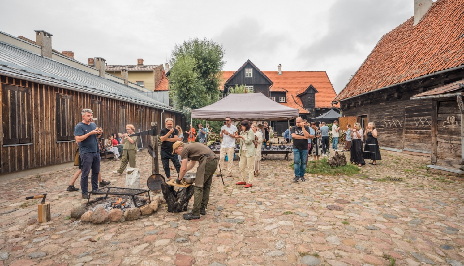 Cilvēki muzeja pagalmā