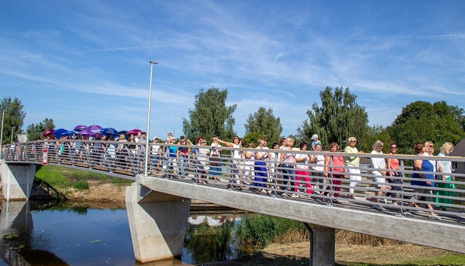 Carnikavā atklāj gājēju tiltu pāri Vecgaujai