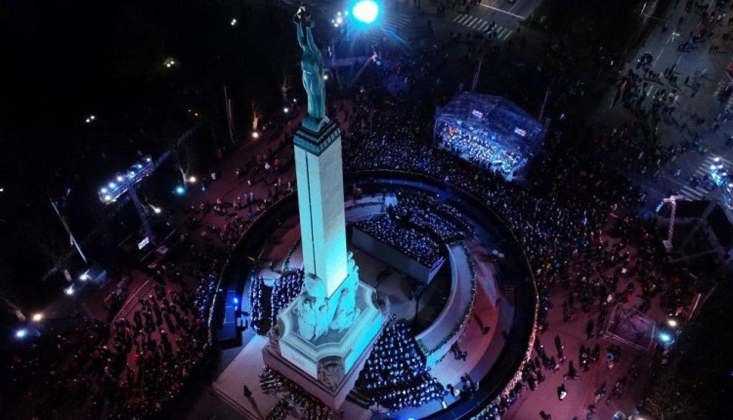 Vērienīgi un sirsnīgi nosvinēta Latvijas valsts 100. dzimšanas diena