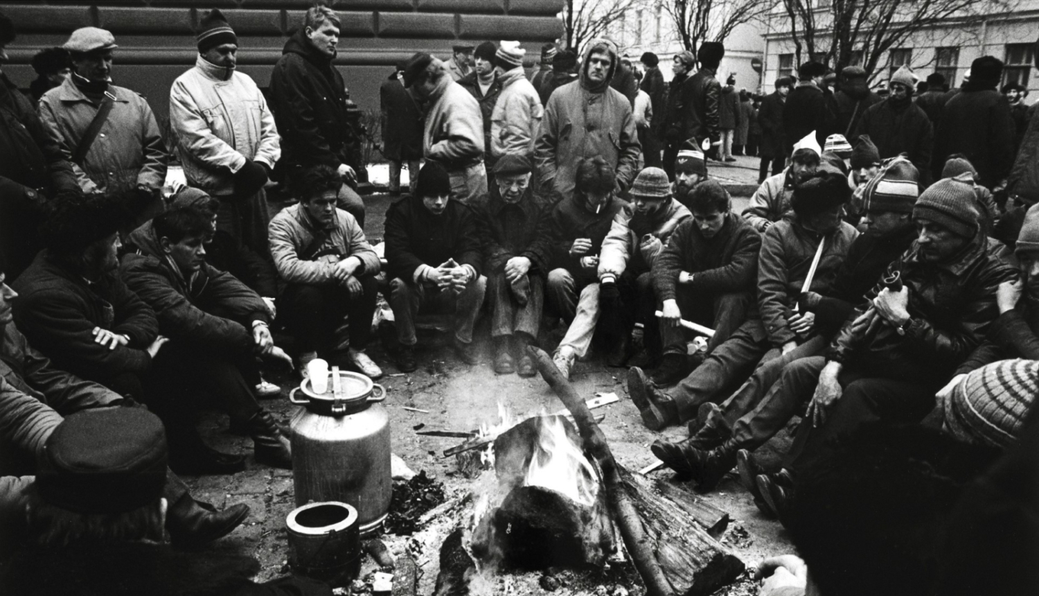 Barikāžu dalībnieki pie Latvijas Republikas Augstākās Padomes ēkas (tagad Saeima). 1991. gada janvāris. Fotogrāfs Leons Balodis. LNVM krājums.