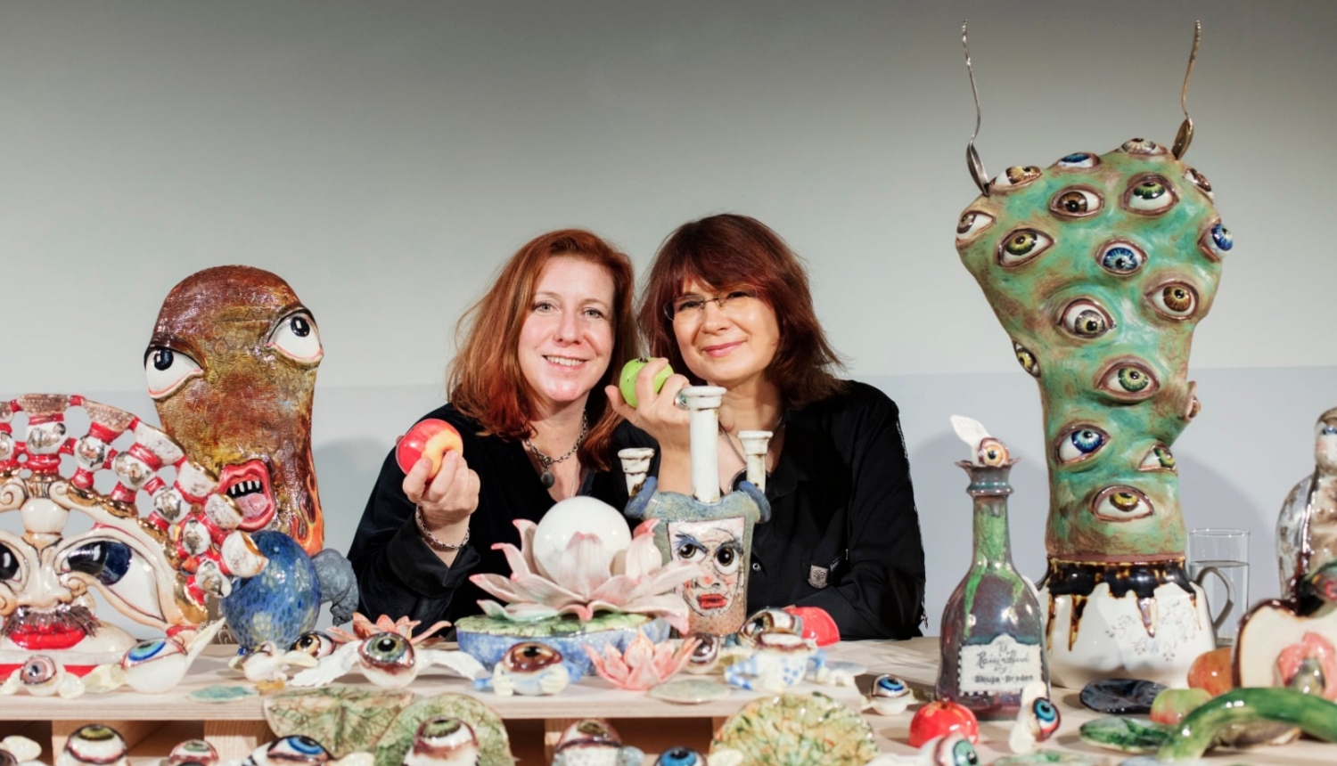 Mākslas duets Skuja Braden (Ingūna Skuja, Melisa D. Breidena) pie izstādes “Tirgot ūdeni upes malā” darbiem 59. Venēcijas biennālē. 2022. Porcelāns, autortehnika. Autoru īpašums. Publicitātes foto