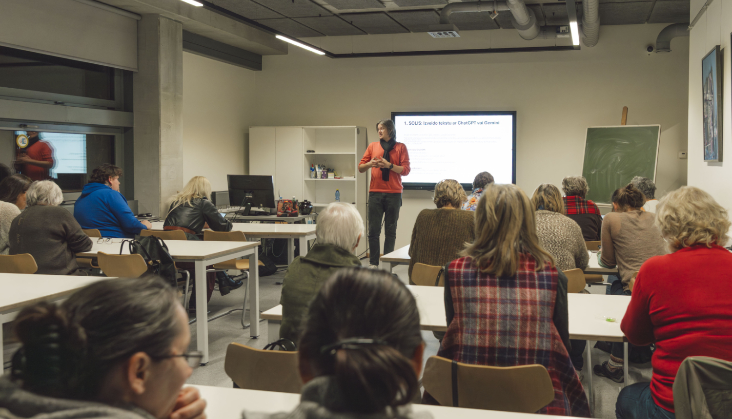 Lektors auditorijas priekšā mācību klasē