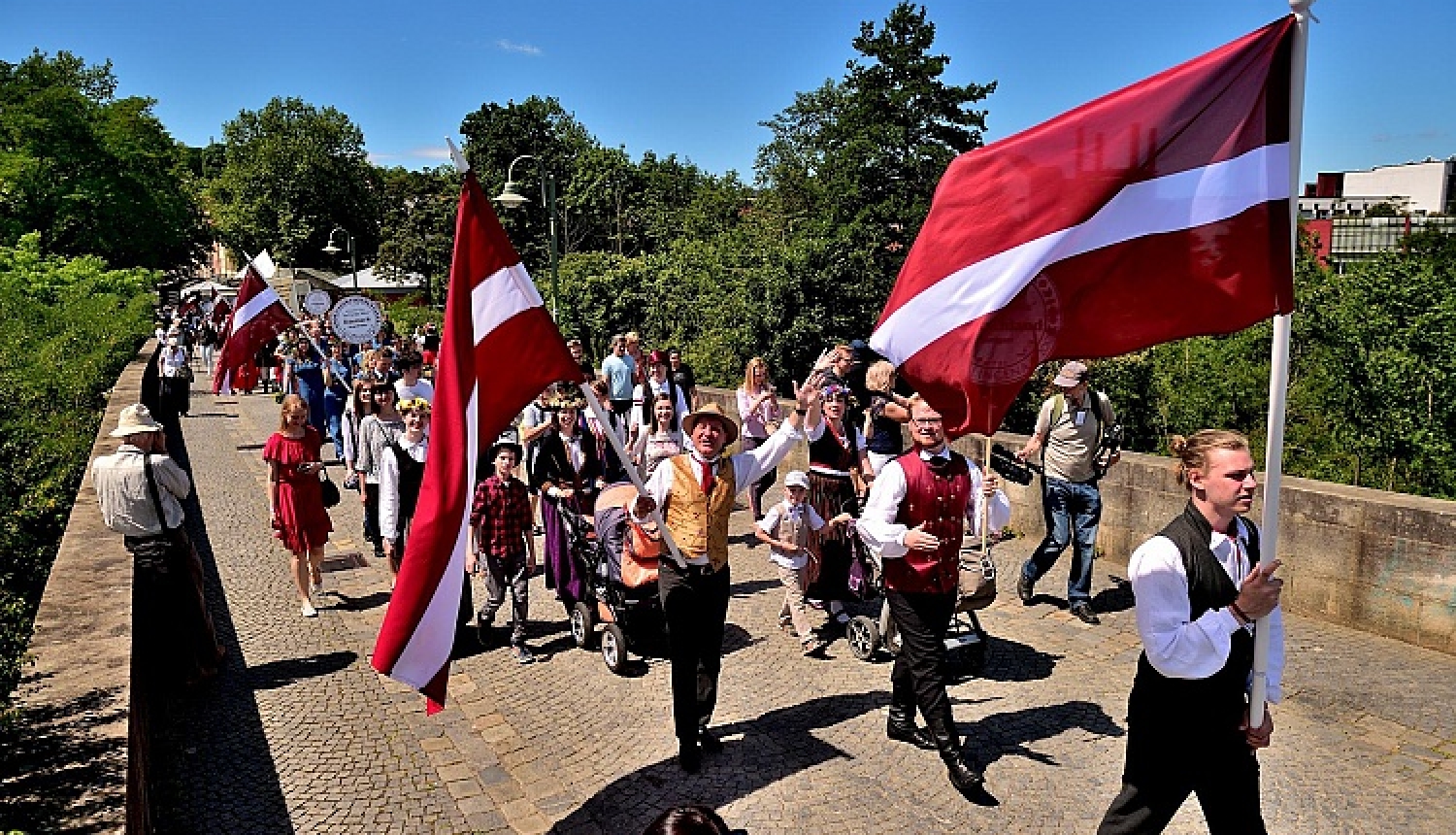 Ar vērienīgu programmu Vācijā izskanējuši latviešu dziesmu un deju svētki “Eslingenas Dziesmu svētkiem 70”