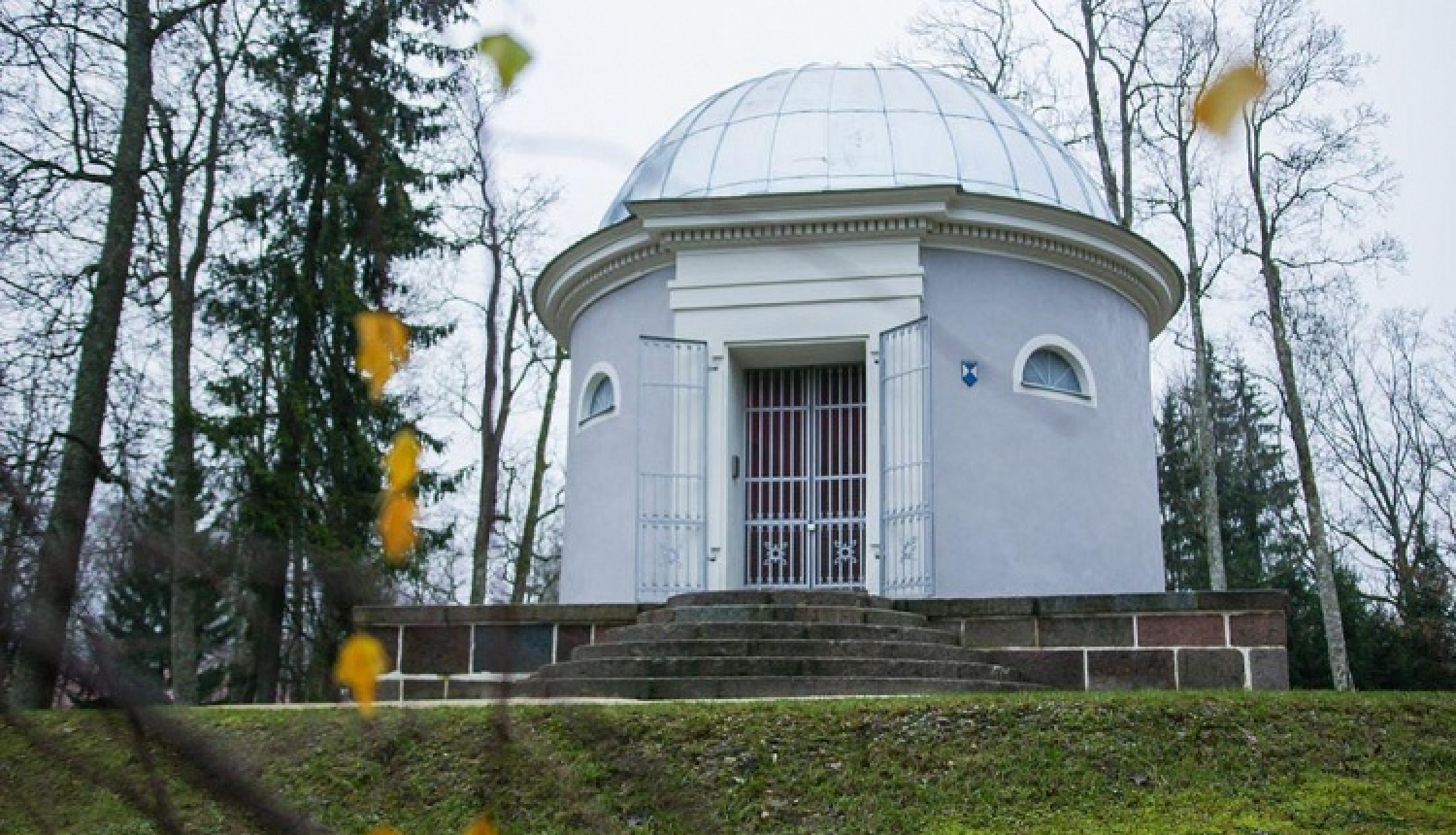 Alūksnes muižas parkā atjaunots Fītinghofu dzimtas mauzolejs