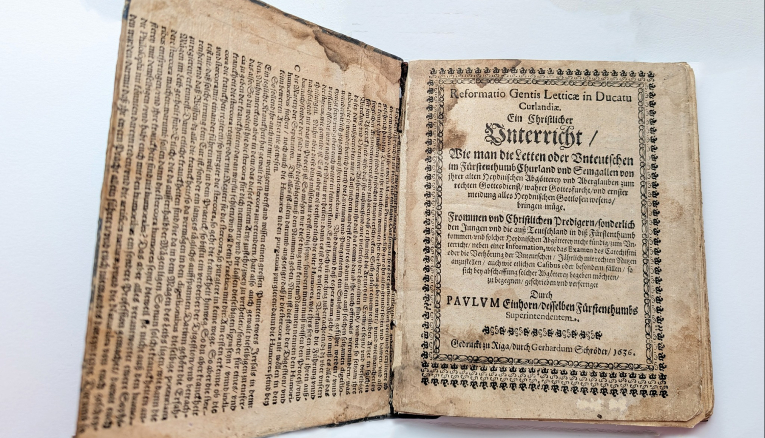 Grāmatas “Reformatio Gentis Letticae ..  (Latviešu tautas reformācija ..)." titullapa un iesējums.vecajā drukā