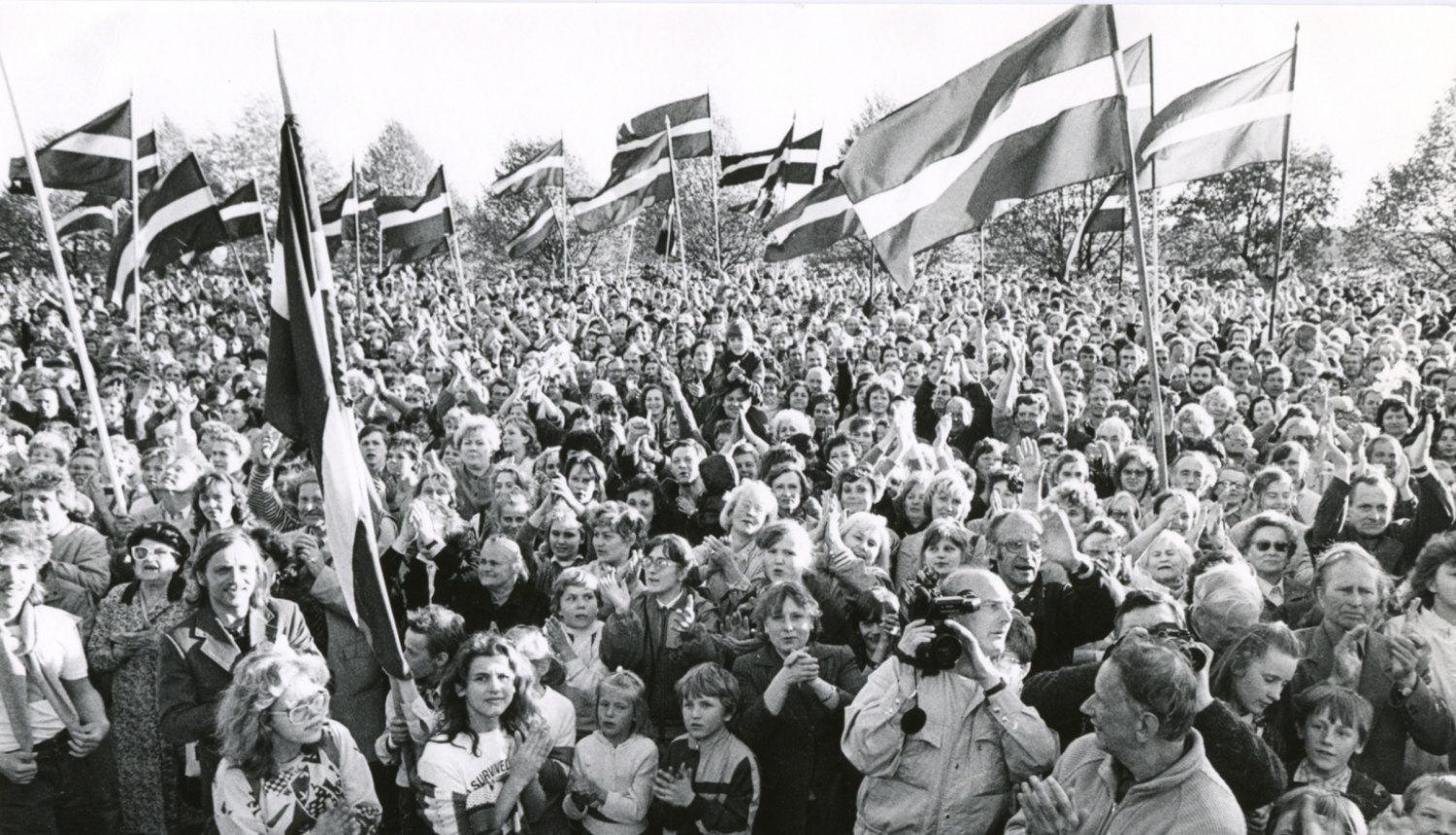 Manifestācija toreizējā Komjaunatnes (tagad 11. novembra) krastmalā pēc Deklarācijas "Par Latvijas Republikas neatkarības atjaunošanu" pieņemšanas. 1990. gada 4. maijs. Foto: Anda Krauze. LNVM krājums.