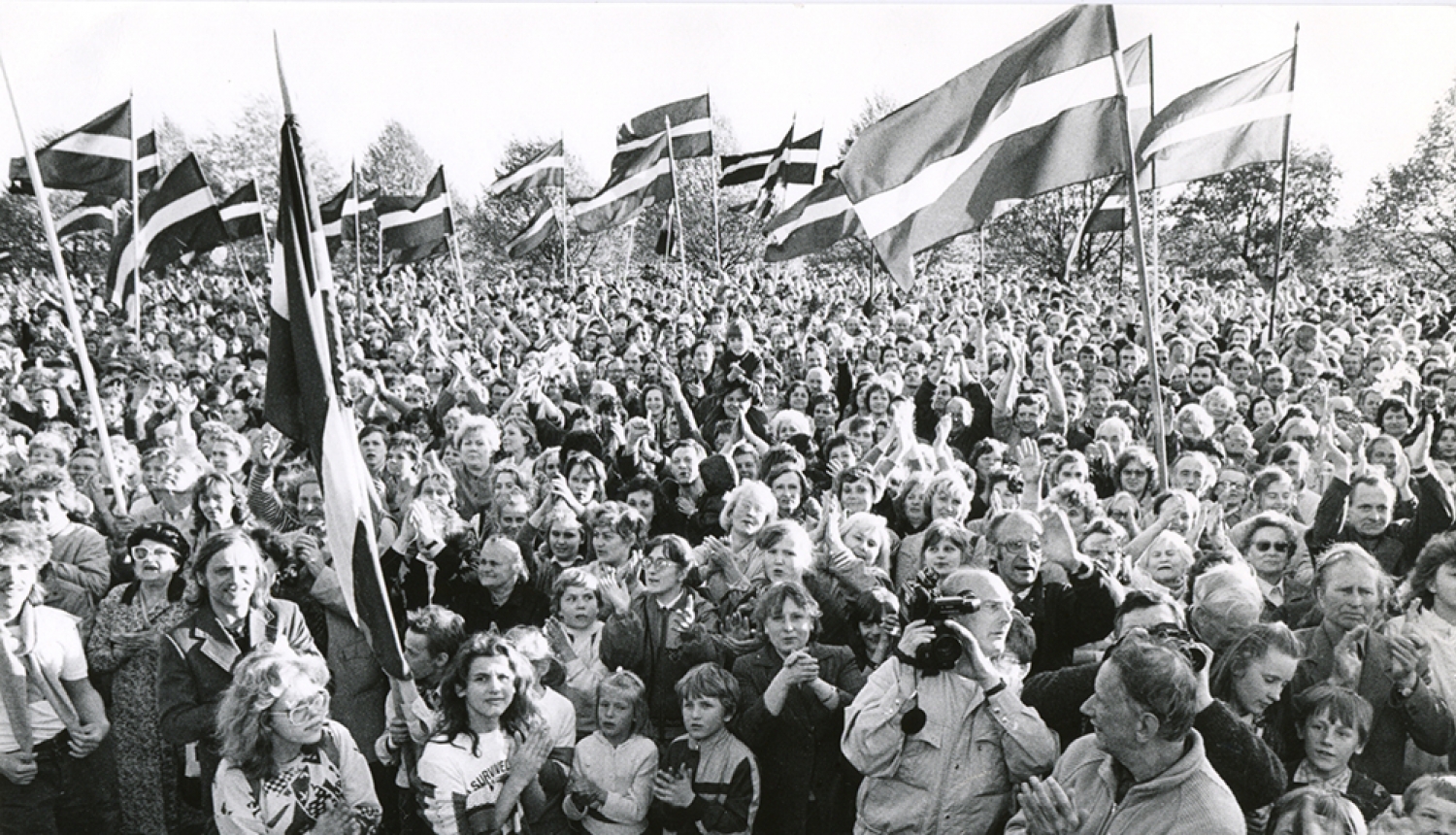 4. maijs krastmalā (1990), Foto no LNVM krājuma.
