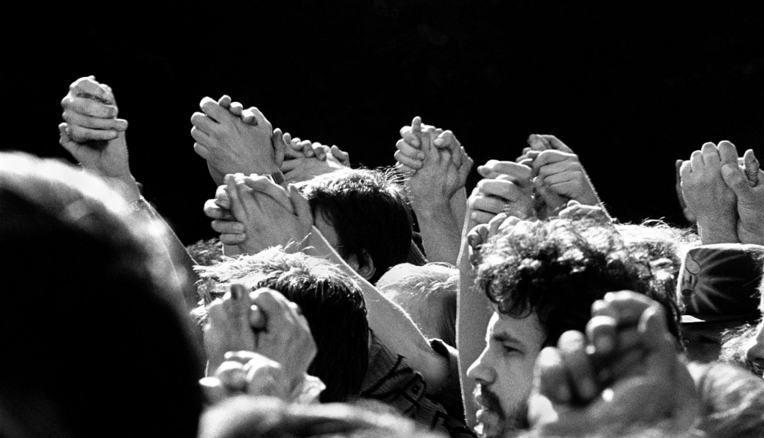 Cilvēki demonstrācijā. Melnbalts foto.