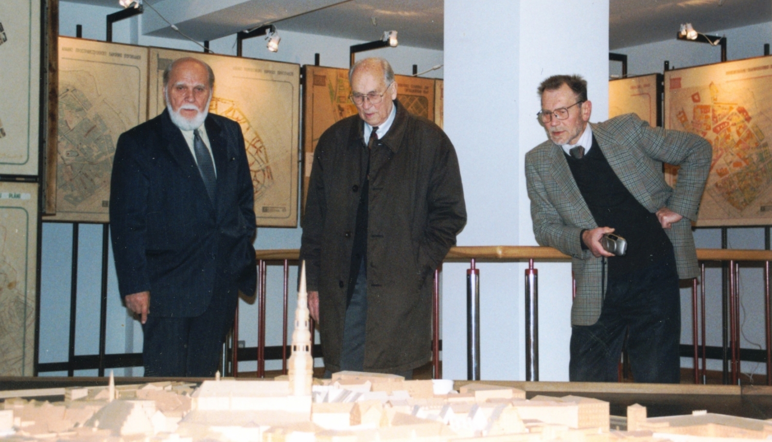 Vecrīgas reģenerācijas projekts, makets, un tā autori Edgars Pučiņš, Andrejs Holcmanis un Edvīns Burkovskis. 2003. Foto: Latvijas Arhitektūras muzejs
