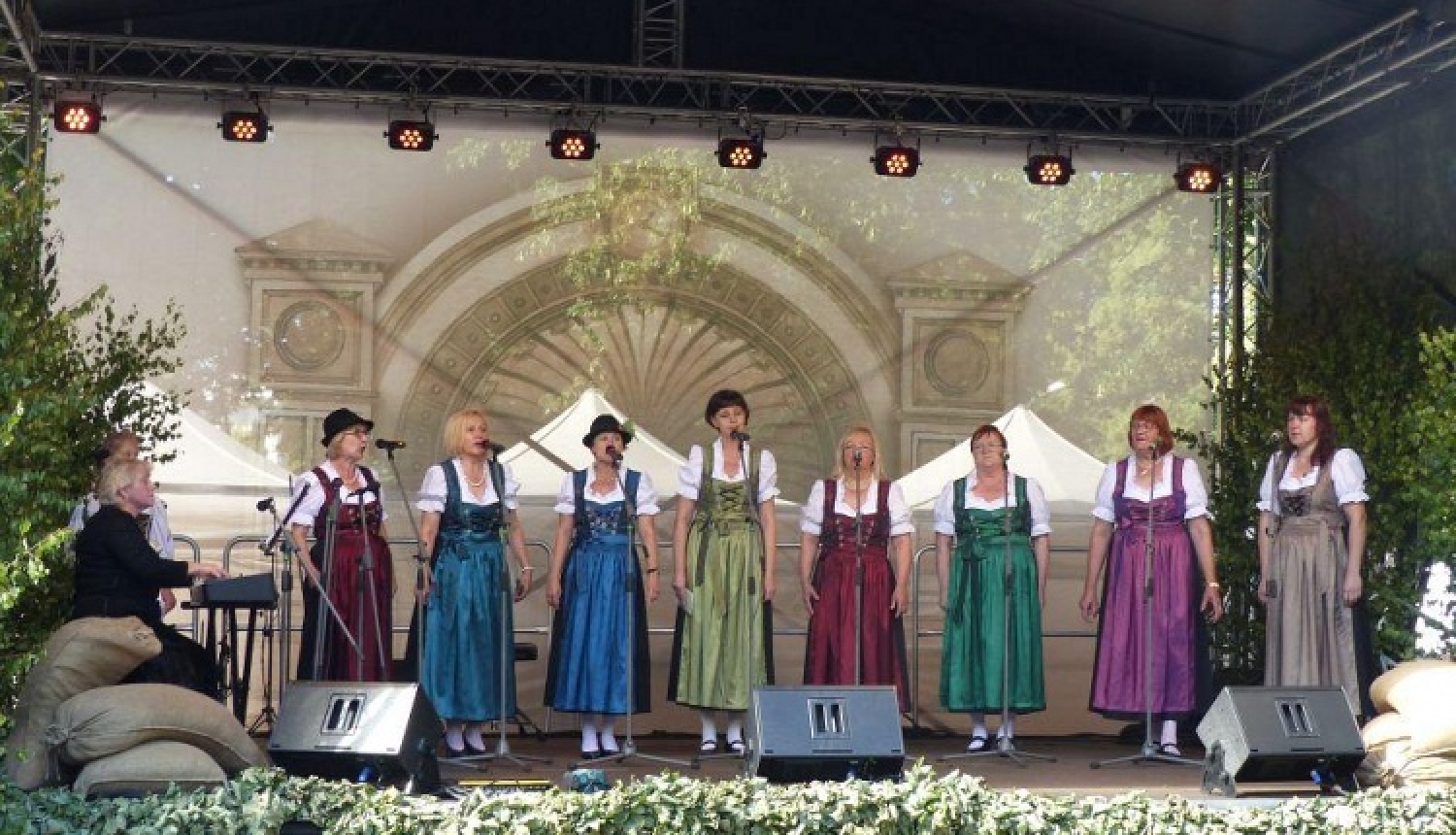 Valsts atbalsta programmas ietvaros Ventspils vācu kultūras biedrība stiprina savu identitāti ar autentiskiem vācu tautas tērpiem