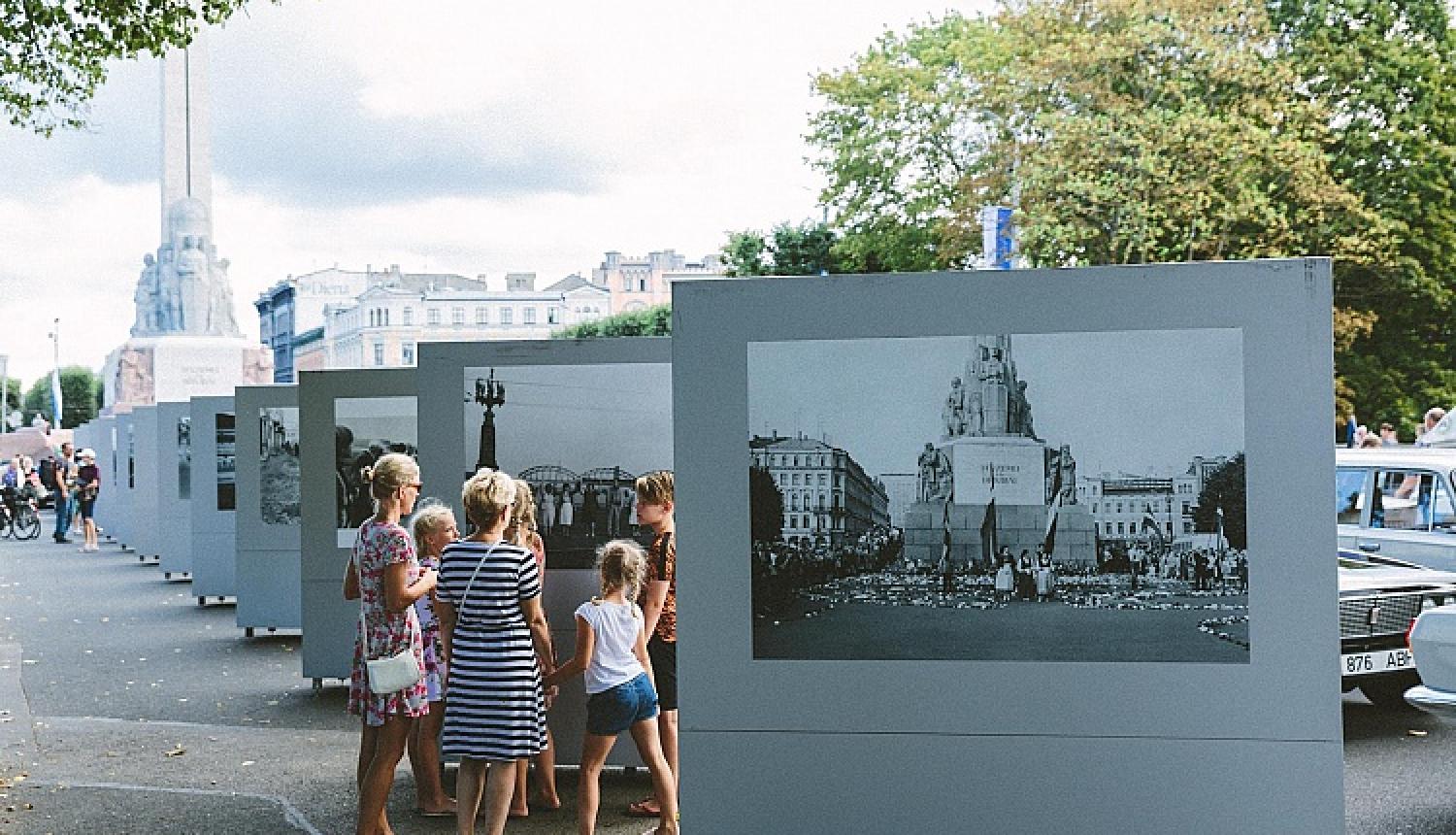 Brīvības laukumā skatāma lielformāta fotoizstāde Baltijas ceļa trīsdesmitgadei