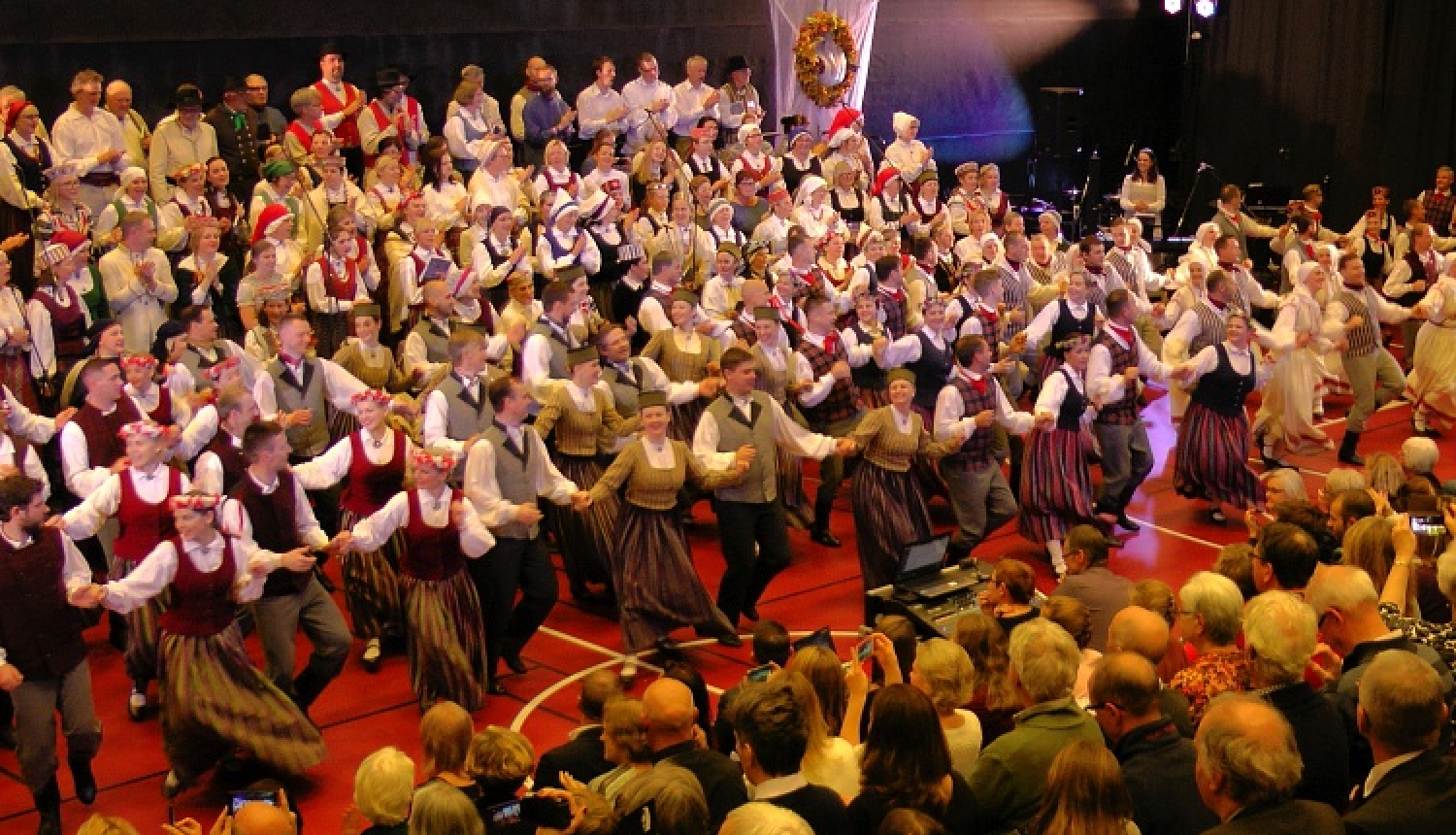 Stokholmā krāšņi izskanējuši Latviešu Reģionālie Kultūras svētki Eiropā Latvijas Simtgadei