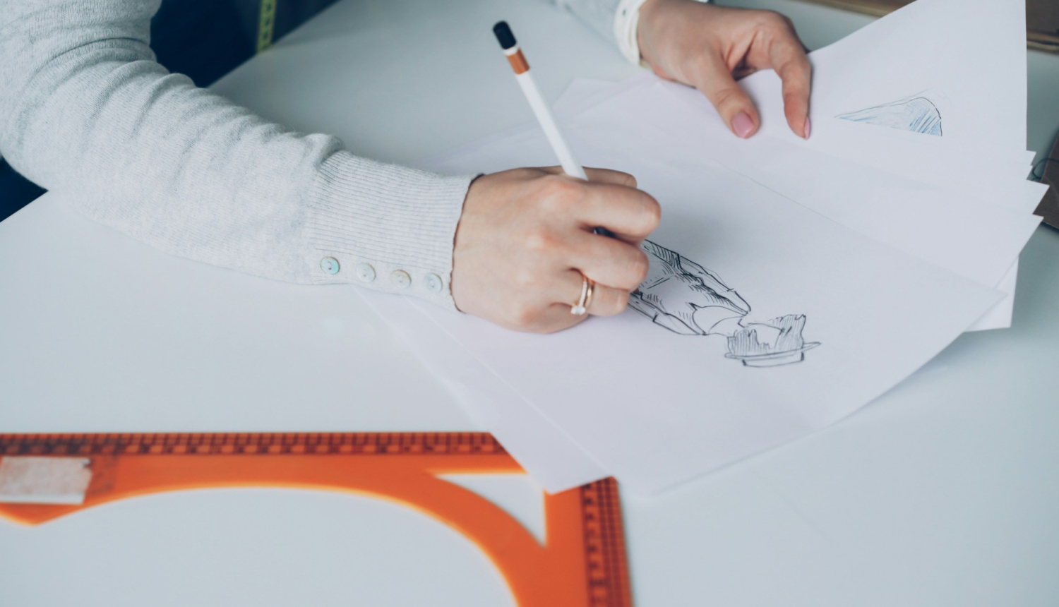 Asociatīvs foto: Apģērbu dizaina skicēšanas process