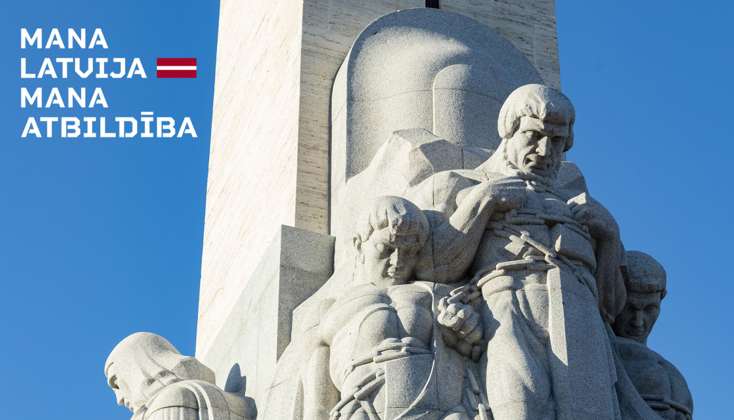 Fragments no Brīvības pieminekļa skulptūru ansambļa - Latvijas kareivji. Fonā uzraksts: Mana Latvija, mana atbildība un Latvijas valsts karoga simbolika