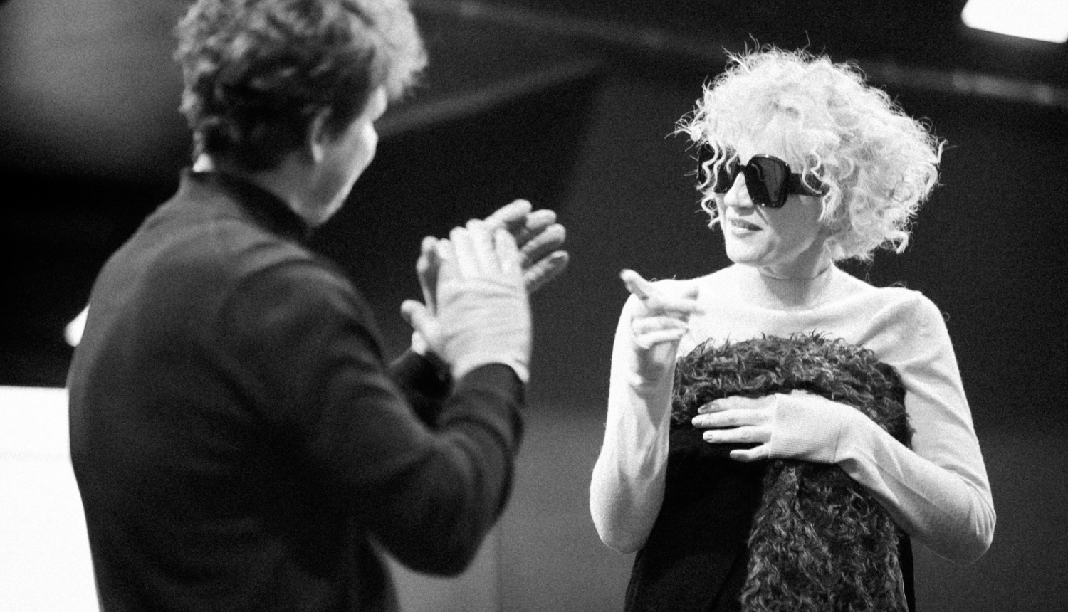 Divi aktieri uz skatuves