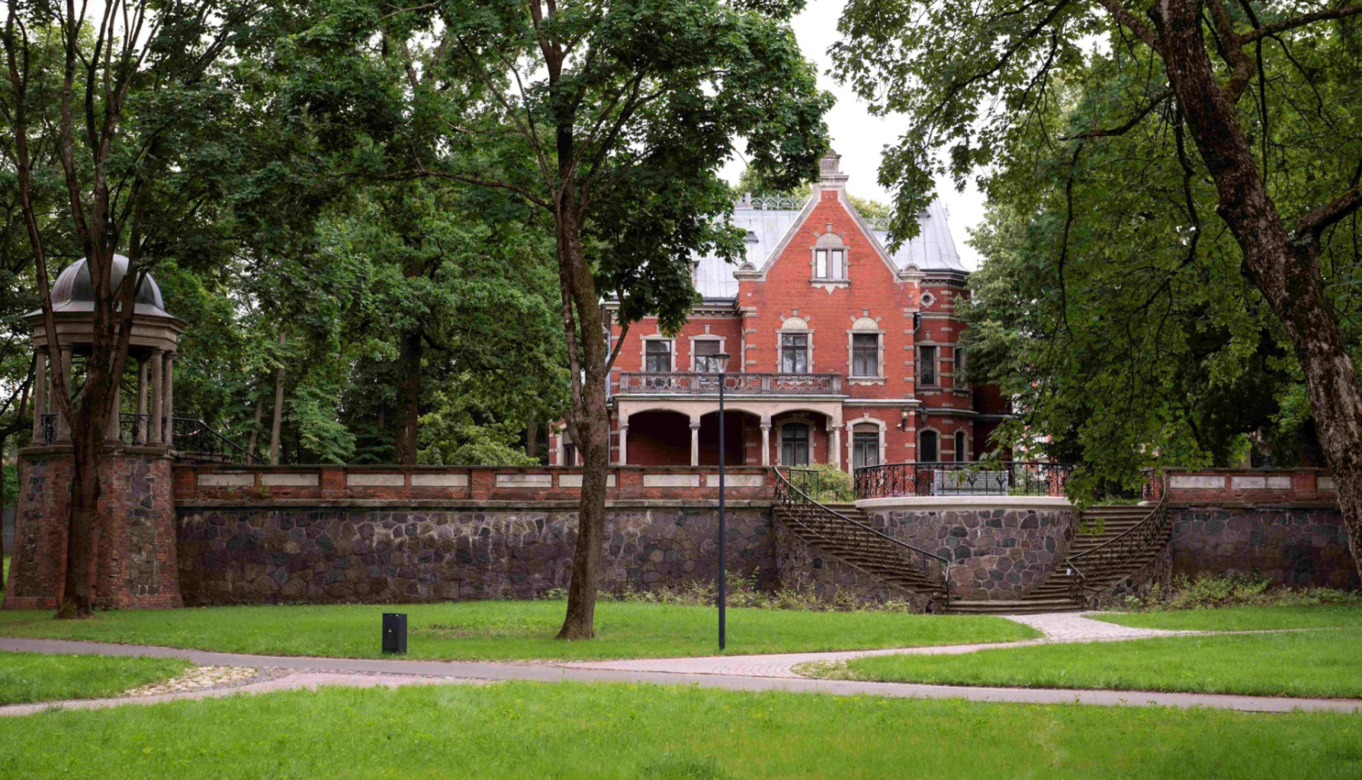 Latvijas Nacionālā vēstures muzeja filiāle - Dauderi. Muzeja ēka parkā.