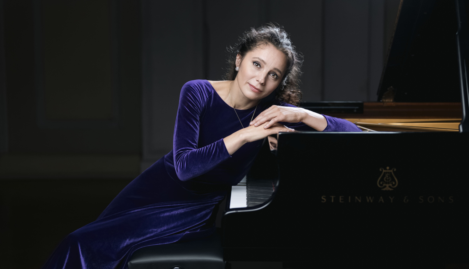 Pianiste Diāna Zandberga pie klavierēm