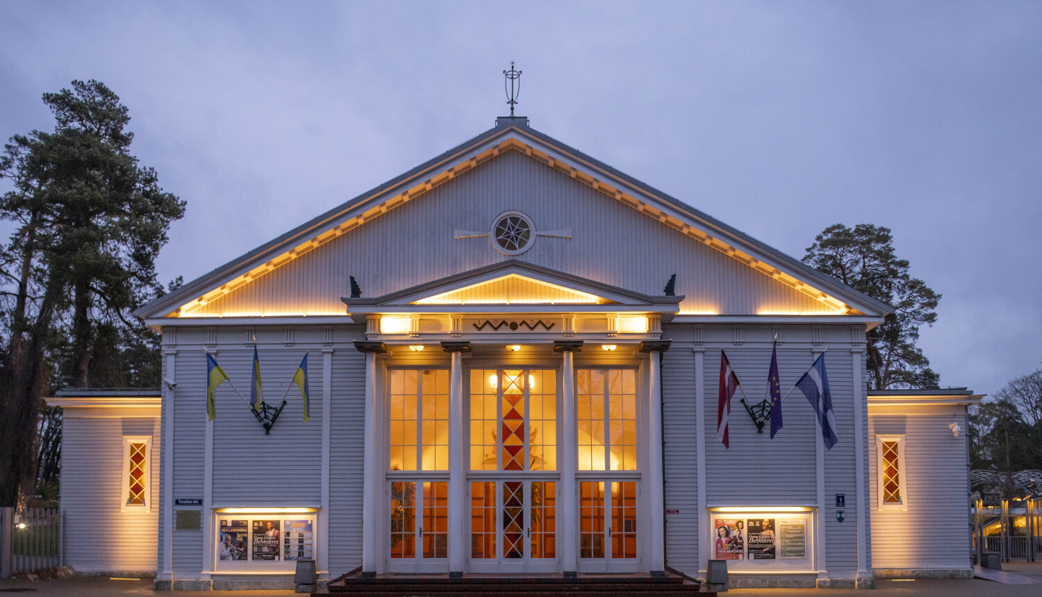 Dzintaru koncertzāles fasāde vakara apgaismojumā