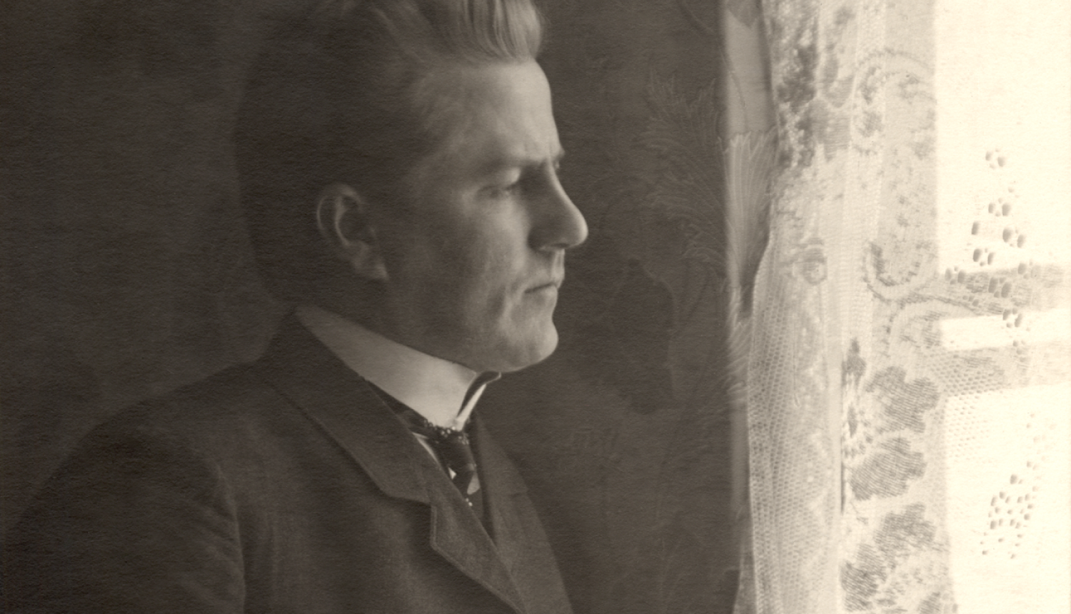 Melnbalts Emīla Dārziņa foto portrets