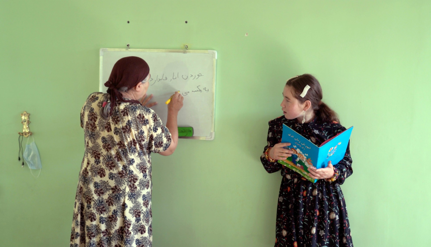 Kadrs no filmas “Havas dzīve” (Writing Hawa).