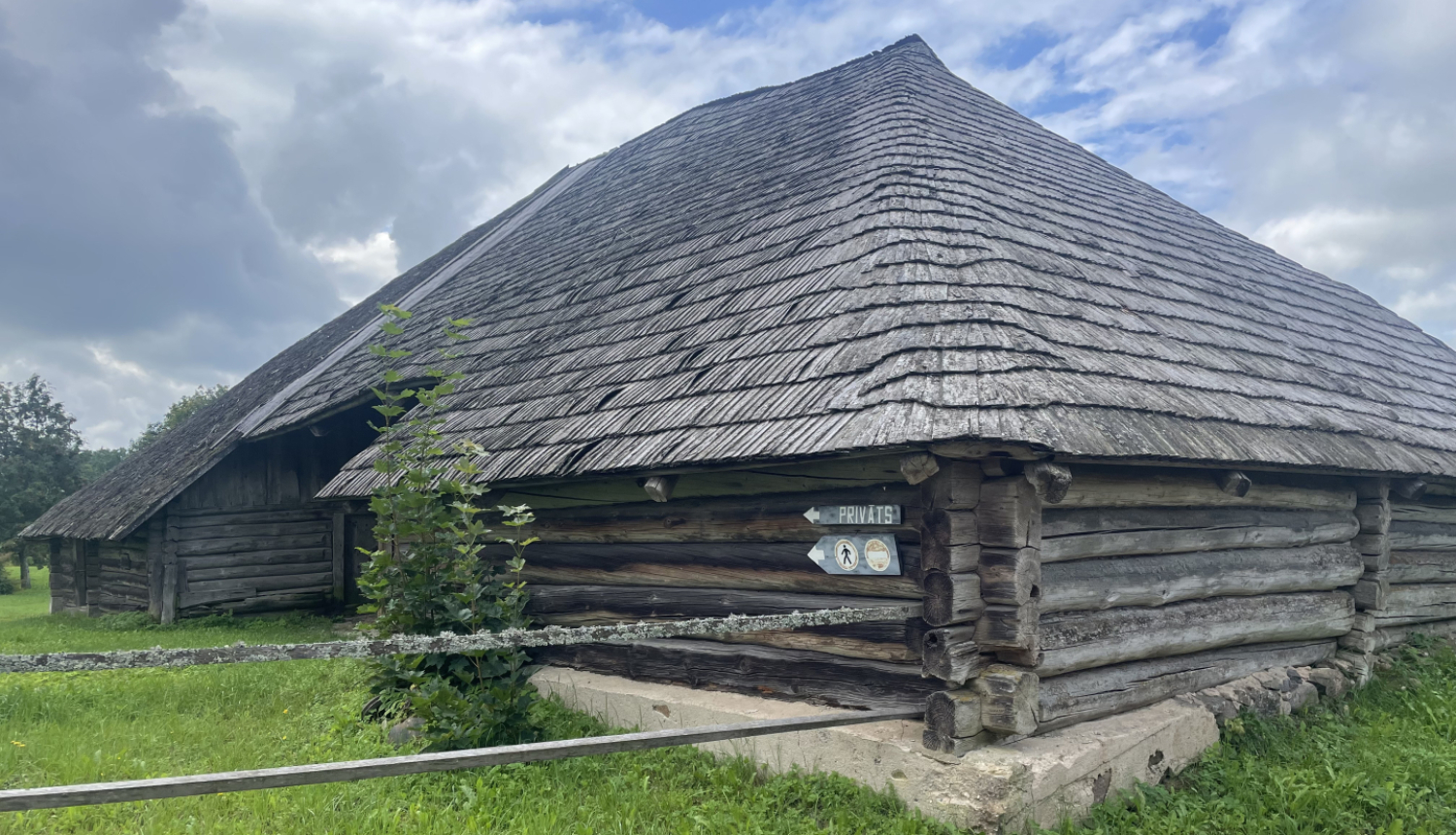 Zemnieku – amatnieku sētas “Jaunvēveri” rijas ēka