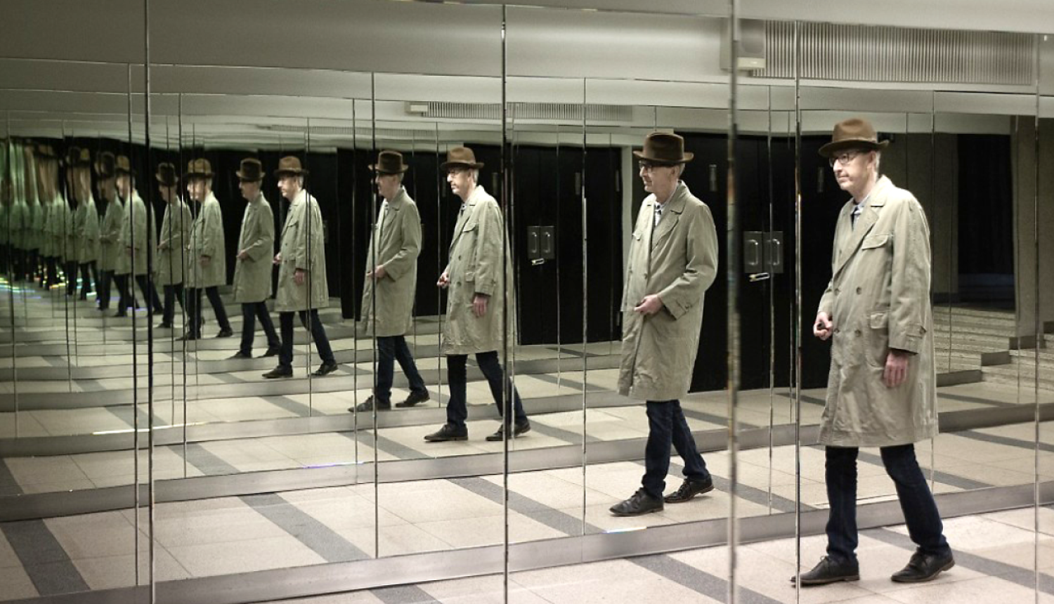 Kinozinātnieka un rakstnieka Viktora Freiberga portrets spoguļos